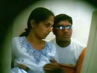 Шпионска камера улова аматьори млад индийски двойка чукане филм