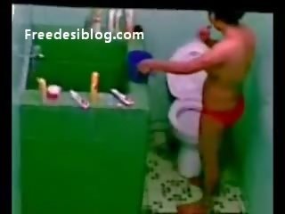 Ινδικό tamil υπηρέτρια σε μπάνιο κρυμμένο σπέρμα