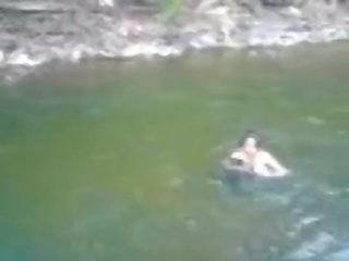 Stupendous en rondborstig amateur tiener diva zwemmen naakt in de river - fuckmehard.club