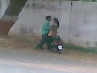 India parejas adulto presilla en público