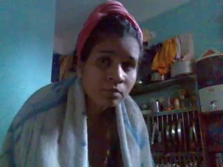 Intialainen täti yllään saree vain jälkeen kylpy