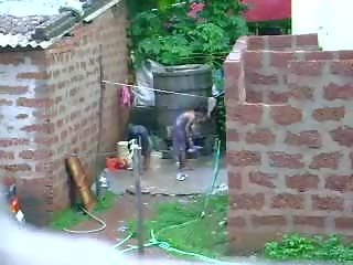 Sledovat tento dva podivuhodný sri lankan mladý žena získávání koupel v venkovní