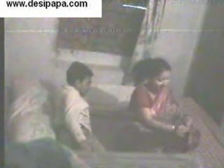 Indisch paar- heimelijk gefilmd in hun slaapkamer slikken en hebben seks klem elk ander